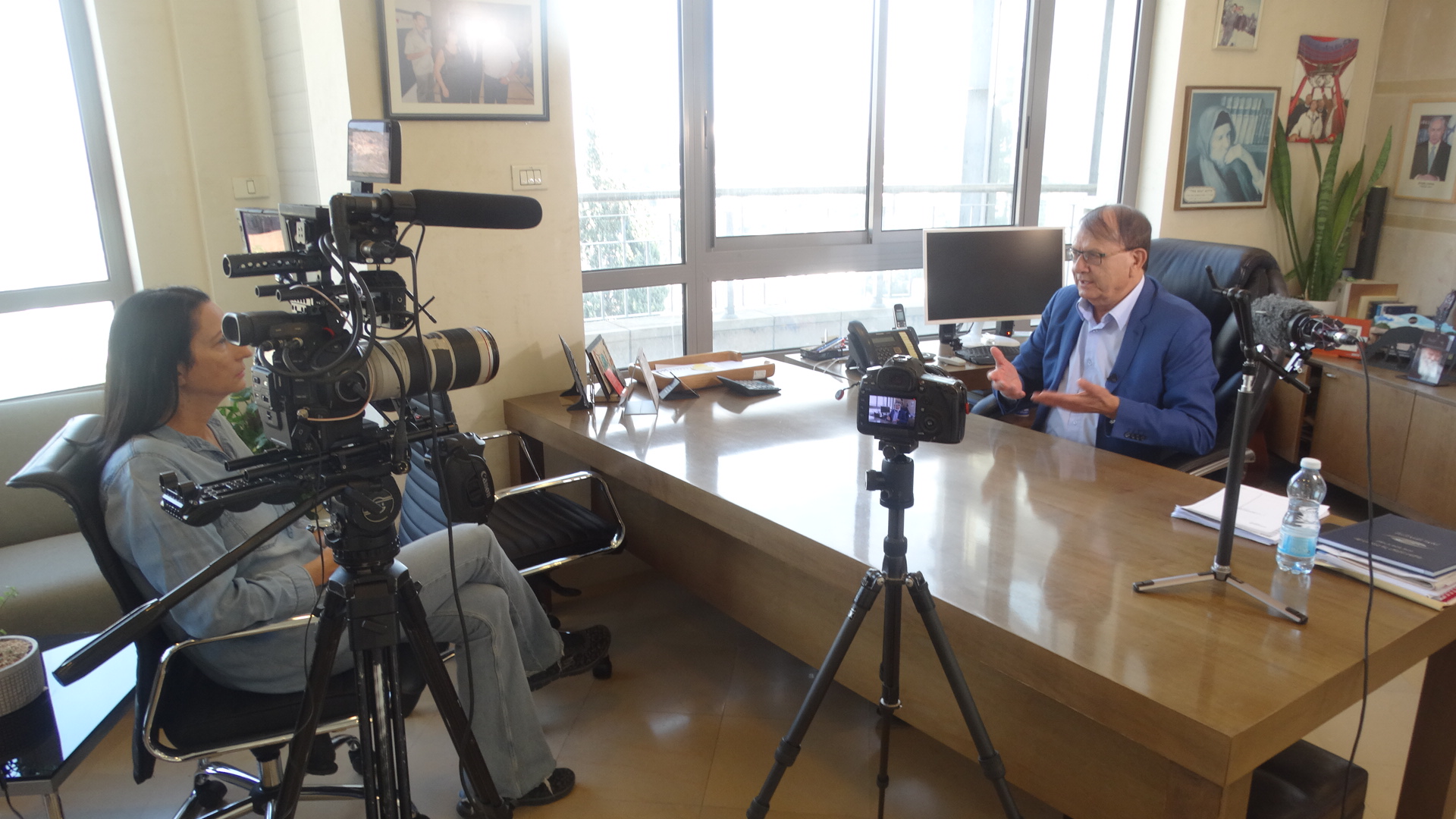 ראש עיריית יקנעם סימון אלפסי בראיון לטלויזיה הדרום קוריאנית צילום: דוברות עיריית יקנעם