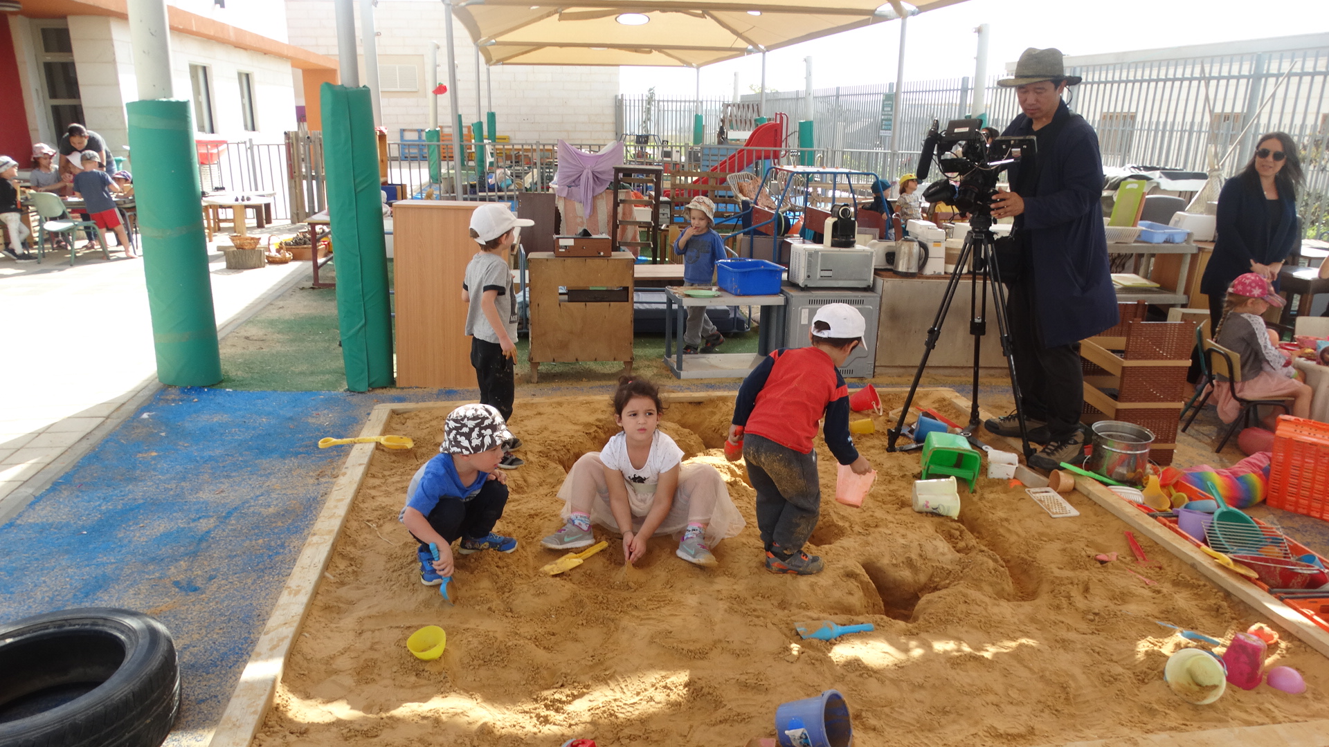 צוות הטלוויזיה הממלכתית מדרום קוריאה  צילום: דוברות עיריית יקנעם