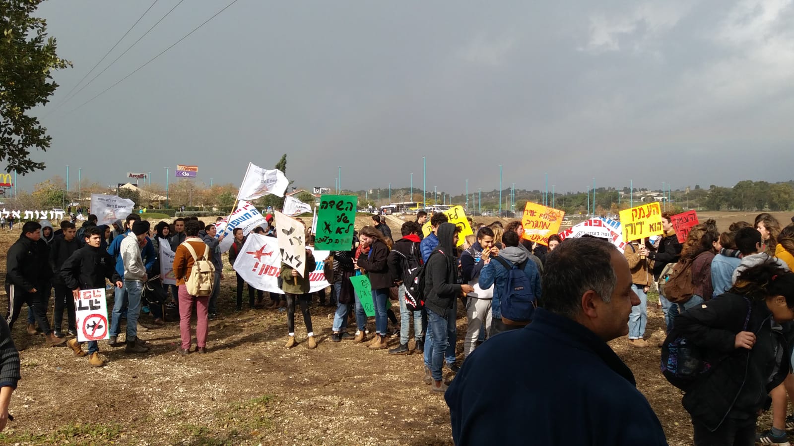 הפגנה מחוץ לחנוכת הכביש צילום: דוברות עמק יזרעאל