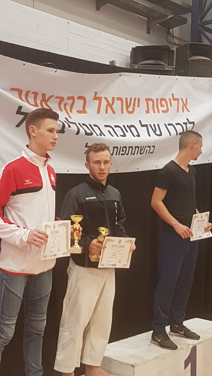 בתמונה: גיא שרר זוכה שני גביעים באליפות ישראל