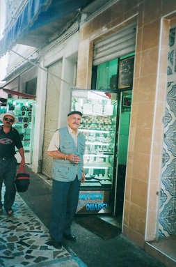איור 1: ניסים בפתח החנות שבה עבד כצורף, במהלך טיול במרוקו ב-2005
